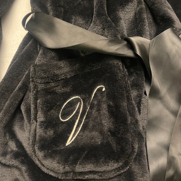 Size M/L Victoria’s Secret black plush soft fuzzy robe

#7 - Picture 2 of 7